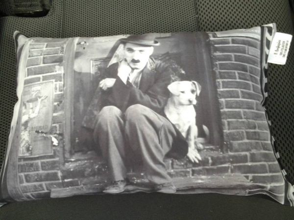 Almofada Charlie Chaplin.